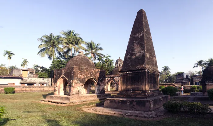 De Nederlandse begraafplaats te Kalikapur (Cossimbazar), op de plek van de vroegere VOC-loge: piramide- en koepelgraven van Compagniesdienaren uit de achttiende eeuw.