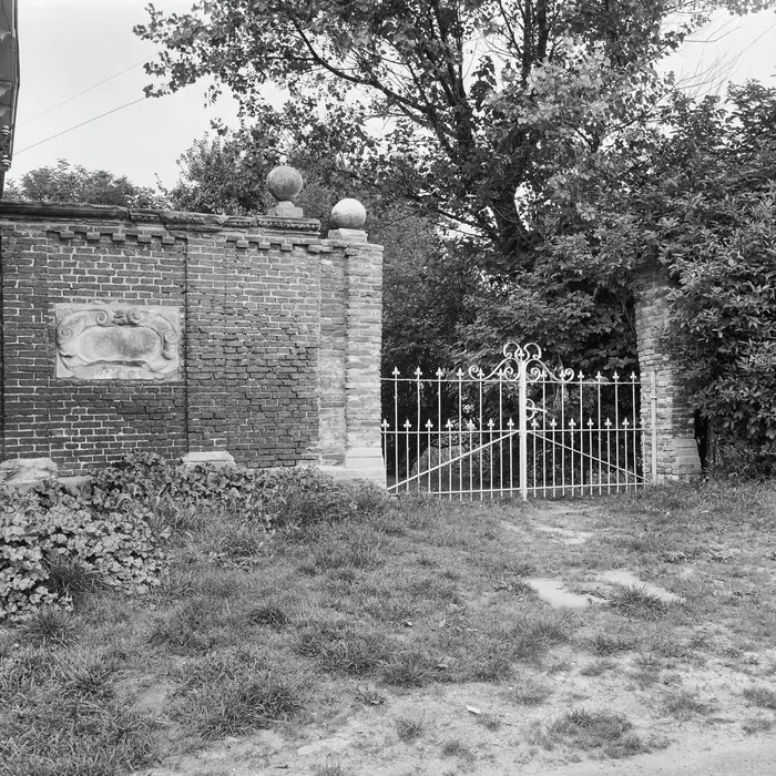 De toegangspoort naast het zomerhuis in 1969: twee gemetselde pijlers met stenen bollen, een ijzeren hek en in de tuinmuur de steen met een cartouche en het jaartal 1657.