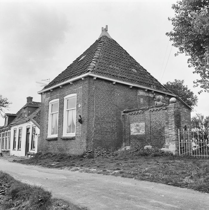 Het voormalige zomerhuis van Kingma State aan de Kingmatille in september 1969, met rechts het restant van de tuinmuur en de toegangspoort