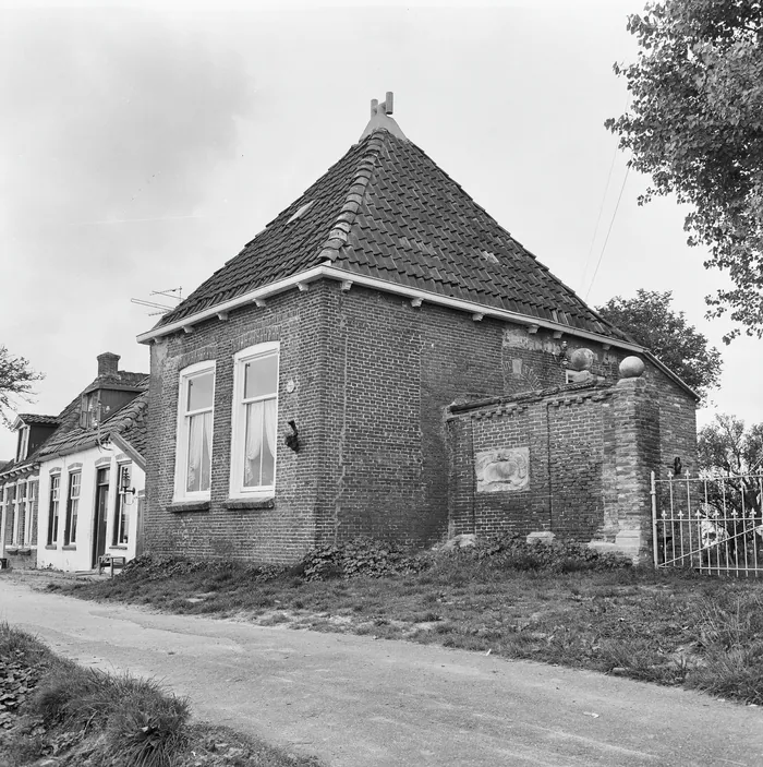 Het voormalige zomerhuis van Kingma State aan de Kingmatille in september 1969, met rechts het restant van de tuinmuur en de toegangspoort; het monumentenregister noemt het de portierswoning van de state.