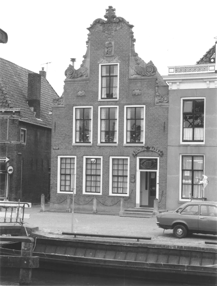 Het Kingmahuis aan het Vallaat te Makkum in september 1984, toen het kantoor van Kingma's Bank: boven de deur het opschrift van de bank, rechts het buurpand met 'Bank' op het raam, waarschijnlijk Vallaat 20, waarmee de bank het huis in 1951 verbond.