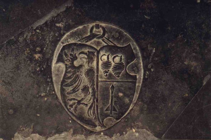 Het Kingmawapen in de kerk van Zweins
