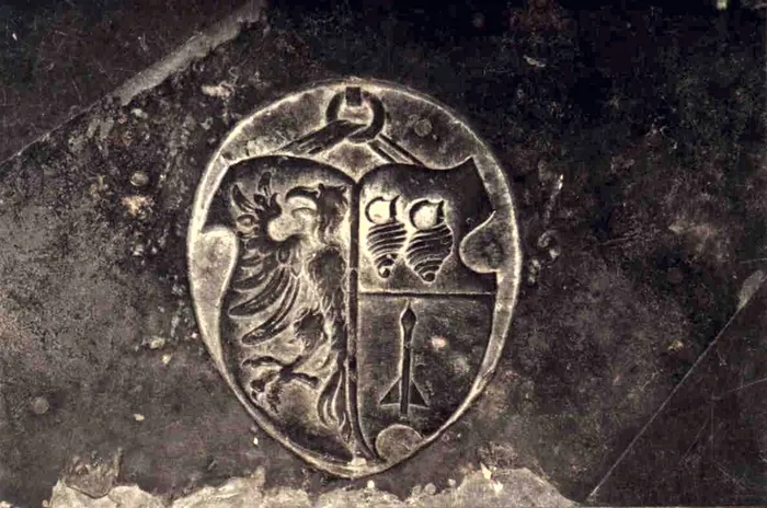Het Kingmawapen op de losse steen in de vloer van de kerk van Zweins.