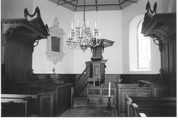 Interieur van de Reginakerk in Zweins met links tegen de muur het monument voor Jaecke van Viersen. Vooraan midden, onder de grote kaars, de grafzerk van Jaecke en Ignatius van Kingma