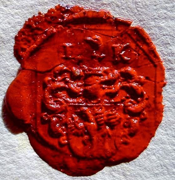 Rood lakzegel met het Kingmawapen, helm en zwaan en de letters I en K