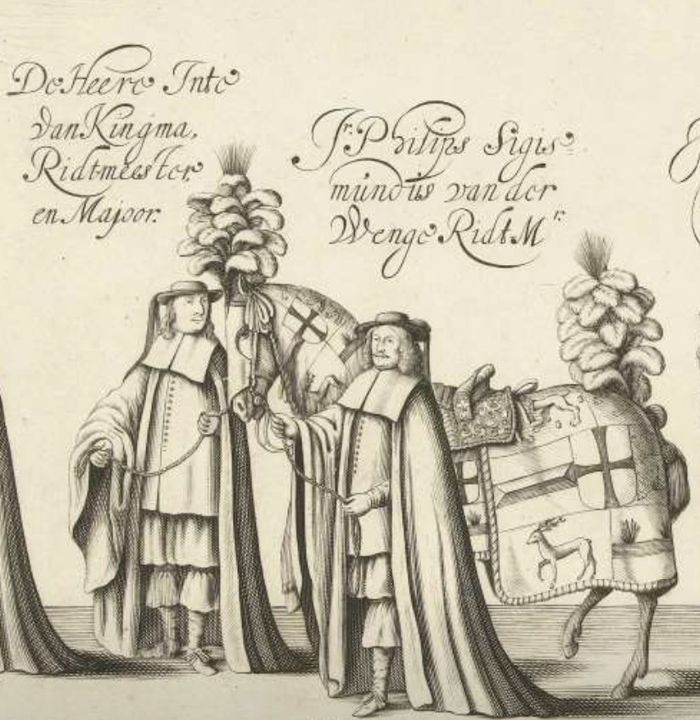 Prent: twee mannen in rouwmantel leiden een paard met een wapenkleed; links het opschrift De Heere Inte van Kingma, Ridtmeester en Majoor
