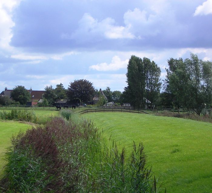 De vroegere oprijlaan en opvaart naar de State vanaf de trekvaart. Op de achtergrond het voormalige theehuisje