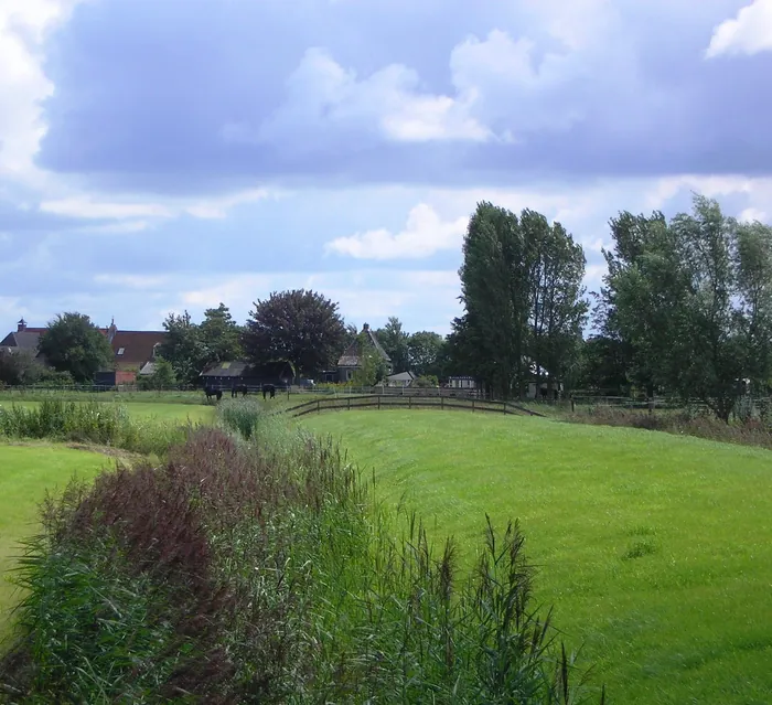 De vroegere oprijlaan en opvaart naar de state, gezien vanaf de trekvaart; op de achtergrond het voormalige theehuisje.