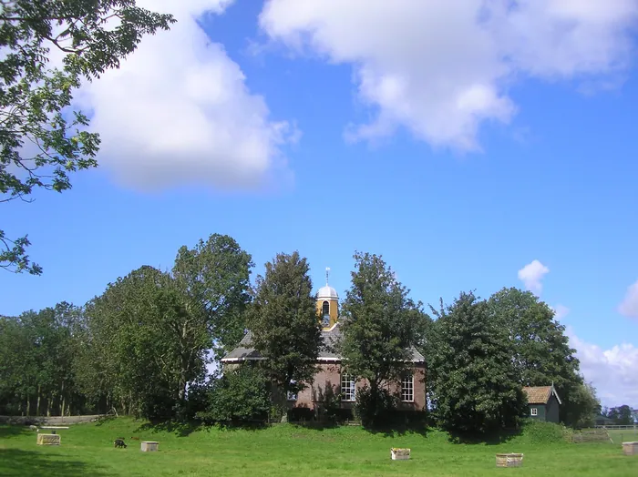 De Reginakerk in Zweins, met de graven van Kingma's uit de zestiende en zeventiende eeuw.
