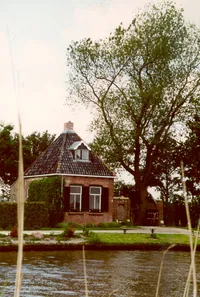 Het voormalige theehuisje of zomerhuis aan de trekvaart, het enige gebouw van de state dat niet is afgebroken.
