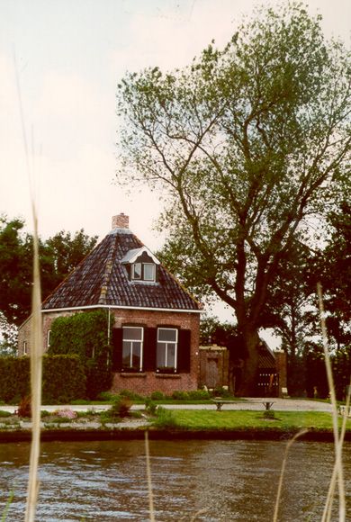 Het theehuisje, gelegen aan de trekvaart, werd niet afgebroken