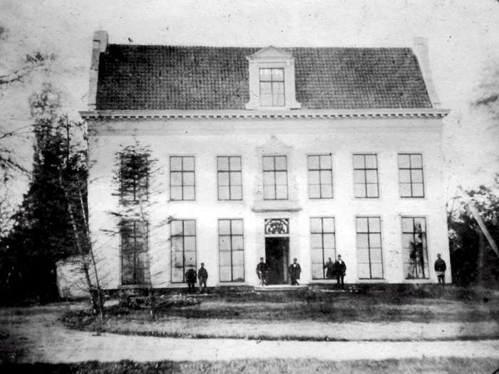 De foto van de state van omstreeks 1860 in de versie waarin De Kinkhoorn 3 hem als eerste publiceerde, door het glas van de lijst gefotografeerd.
