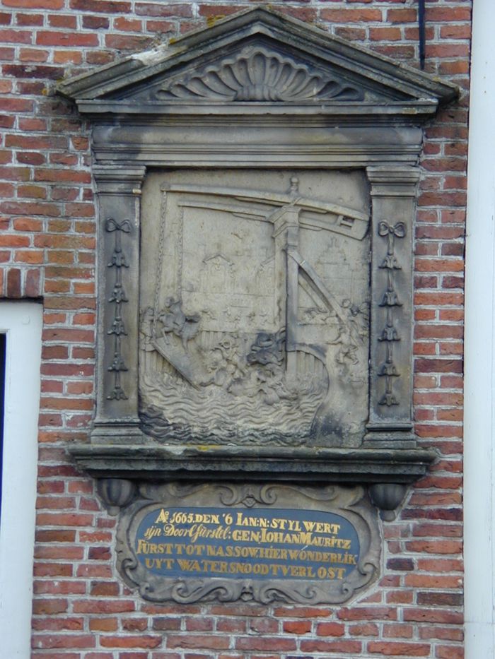 Gedenksteen op het weeshuis in Franeker, met de tekst over de watersnood van 1665