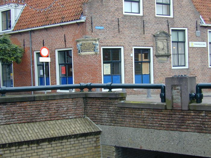 De huidige brug in Franeker, met op de achtergrond het weeshuis