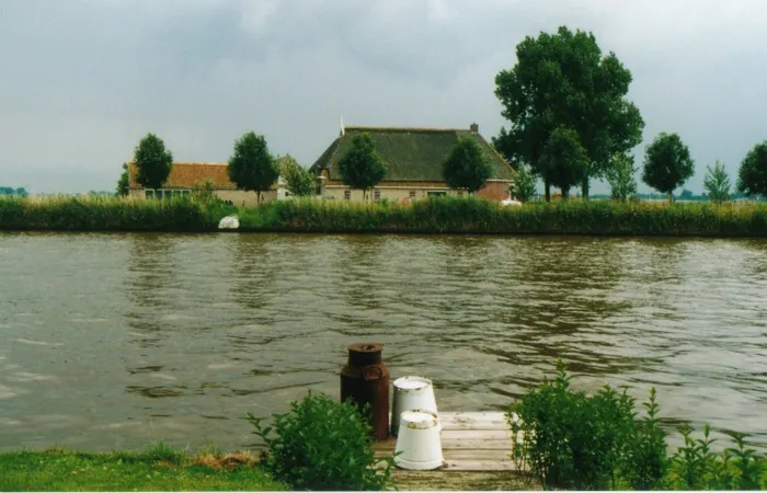 Het Van Harinxmakanaal bij Zweins, de verbrede trekvaart, waar tot 1946 de brug van Kingmatille lag.