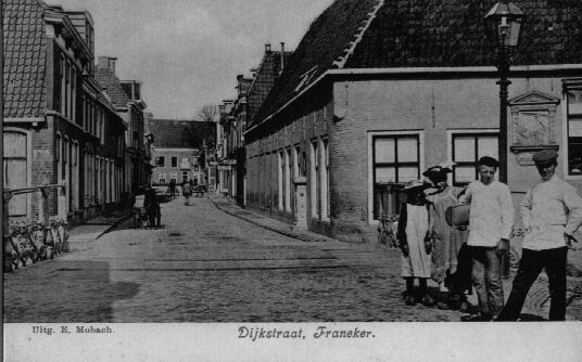 Gedenksteen op de hoek van de Dijkstraat