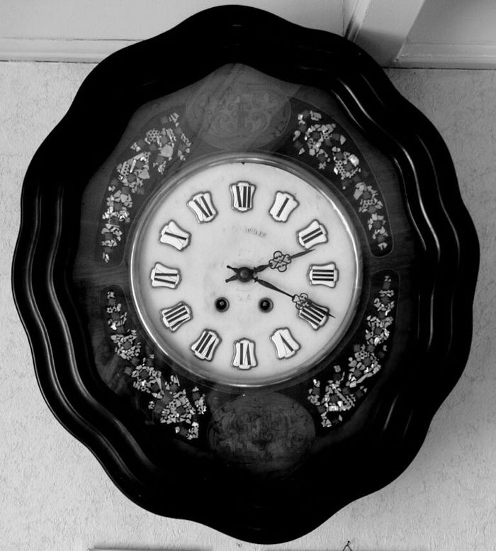 An oeil-de-boeuf clock