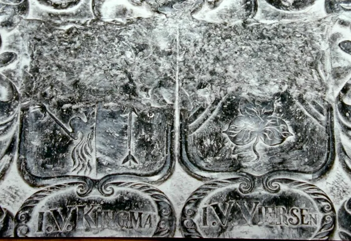 De onderste helften van de twee wapens op de grafzerk van Ignatius van Kingma en Jaecke van Vierssen in de kerk van Zweins; de bovenste helften zijn in 1796 weggehakt.