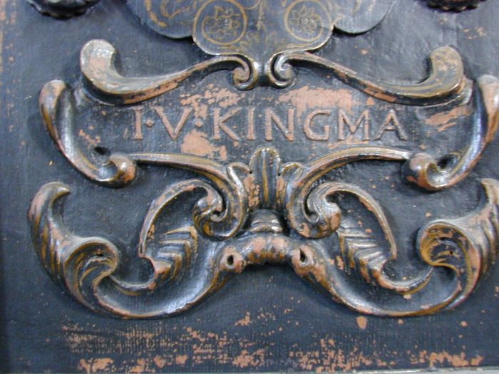 De naam van Ignatius van Kingma op de voorkant van de preekstoel