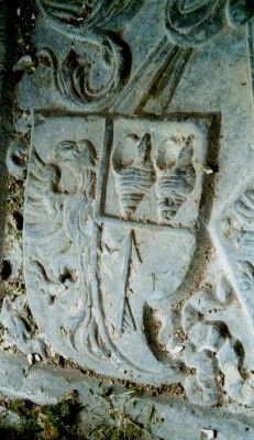 Detail van de grafzerk: het alliantiewapen Kingma–Atsma