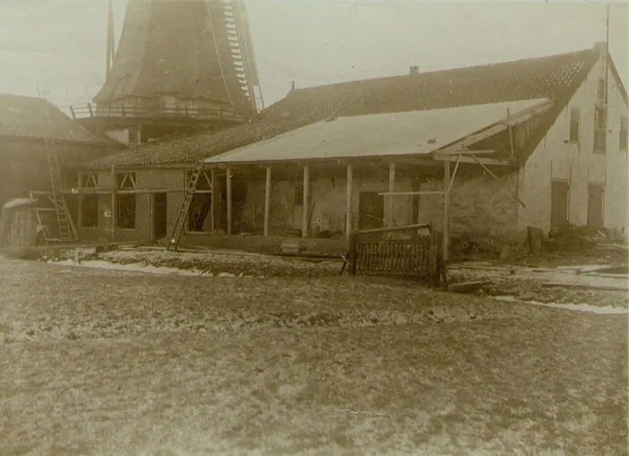 De oliemolen van Kingma te Makkum met de bijgebouwen op 2 februari 1908, toen de molen van de firma M.H. Kingma was.