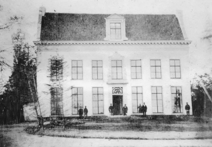 Dezelfde foto als reproductie in de beeldbank van Tresoar, "Reproductie van Kingmastate in Zweins (1864)". Meer pixels, maar met een zichtbaar lijnraster.